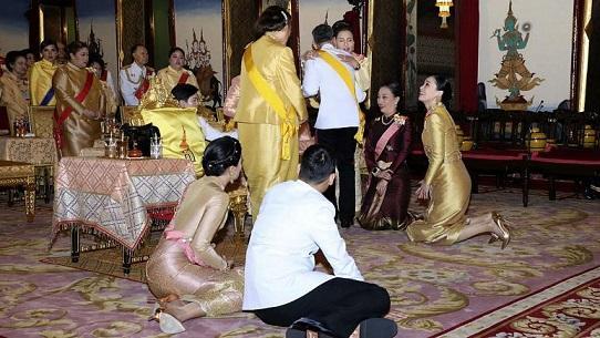 پادشاه تایلند مخفیانه همسر چهارمش را به قرنطینه آلمان برد قرنطینه پادشاه تایلند با 20 زن