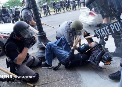پلیس آمریکا معترضان مردمی را با باتوم مورد ضرب و شتم قرار داد