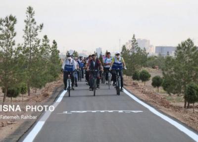 مشارکت مردم در سنت حسنه درختکاری در جاده سلامت یزد