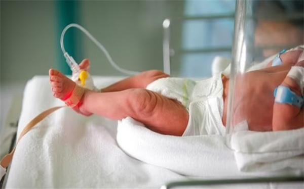 چه ارتباطی بین تولد نوزاد نارس با فشار خون بالای مادر وجود دارد؟
