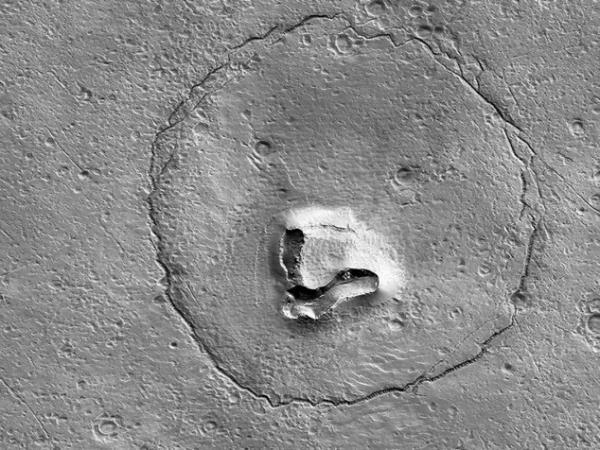ستاره شناسان تصویر جالبی شبیه یک خرس در مریخ کشف نموده اند
